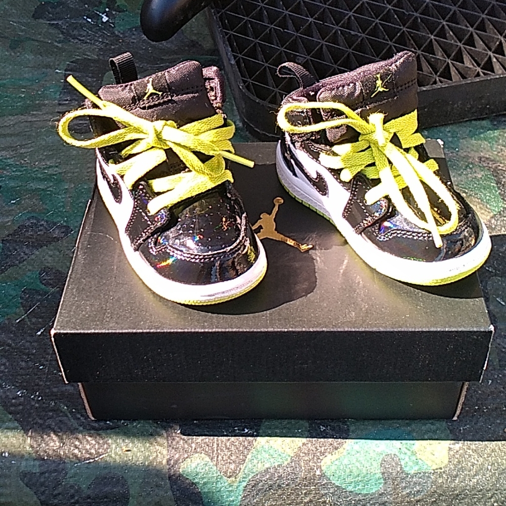 2019 Nike Air Jordan 1 Mid SE Black / Cyber White Toddler 5c BQ6933-003